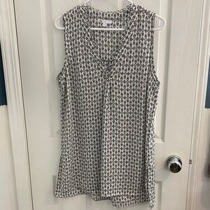 DR2 Black and White Sleeveless Blouse